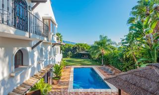 Gran villa de lujo en venta con impresionantes vistas panorámicas sobre el valle del golf, las montañas y el mar Mediterráneo en Nueva Andalucía, Marbella 25028 