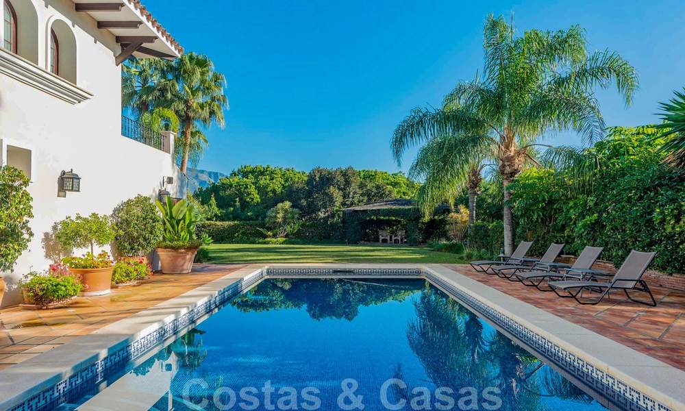 Gran villa de lujo en venta con impresionantes vistas panorámicas sobre el valle del golf, las montañas y el mar Mediterráneo en Nueva Andalucía, Marbella 25029