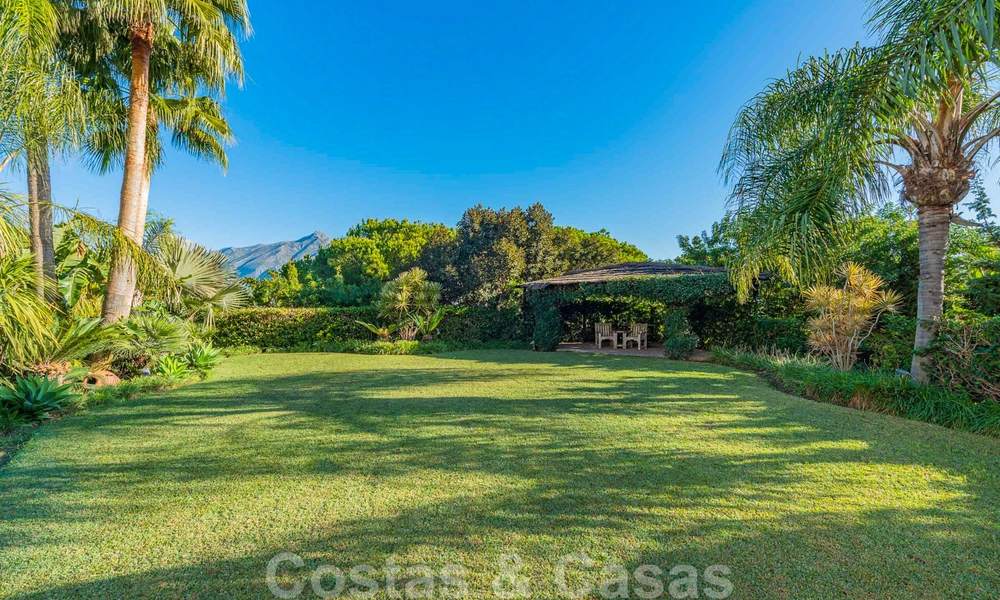 Gran villa de lujo en venta con impresionantes vistas panorámicas sobre el valle del golf, las montañas y el mar Mediterráneo en Nueva Andalucía, Marbella 25032
