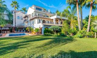 Gran villa de lujo en venta con impresionantes vistas panorámicas sobre el valle del golf, las montañas y el mar Mediterráneo en Nueva Andalucía, Marbella 25035 
