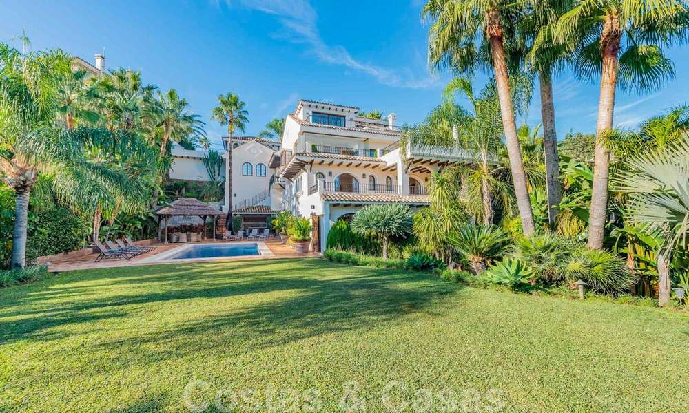 Gran villa de lujo en venta con impresionantes vistas panorámicas sobre el valle del golf, las montañas y el mar Mediterráneo en Nueva Andalucía, Marbella 25036