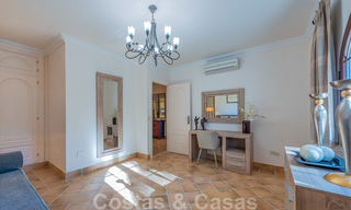Gran villa de lujo en venta con impresionantes vistas panorámicas sobre el valle del golf, las montañas y el mar Mediterráneo en Nueva Andalucía, Marbella 25050 