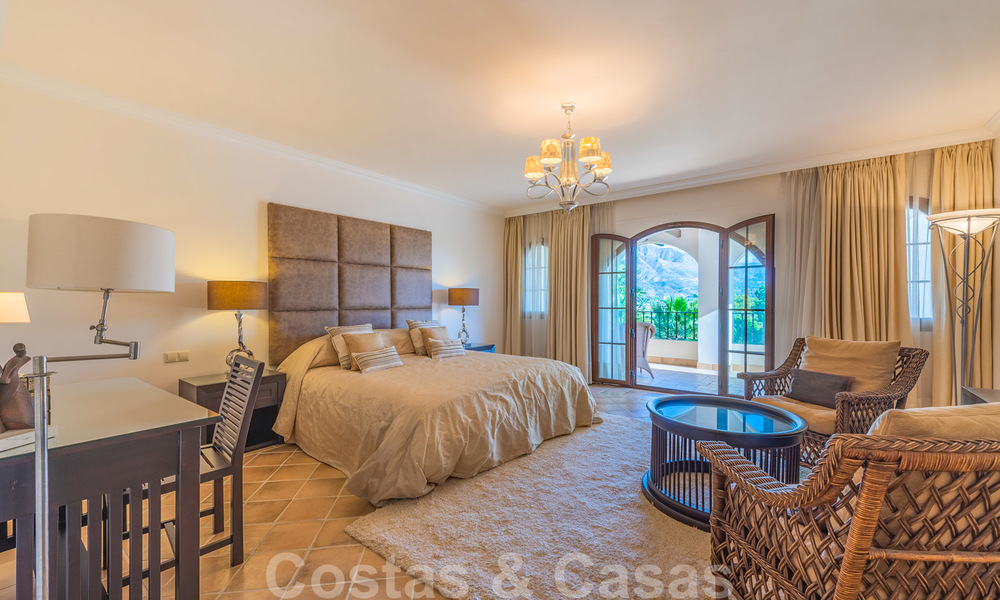 Gran villa de lujo en venta con impresionantes vistas panorámicas sobre el valle del golf, las montañas y el mar Mediterráneo en Nueva Andalucía, Marbella 25052