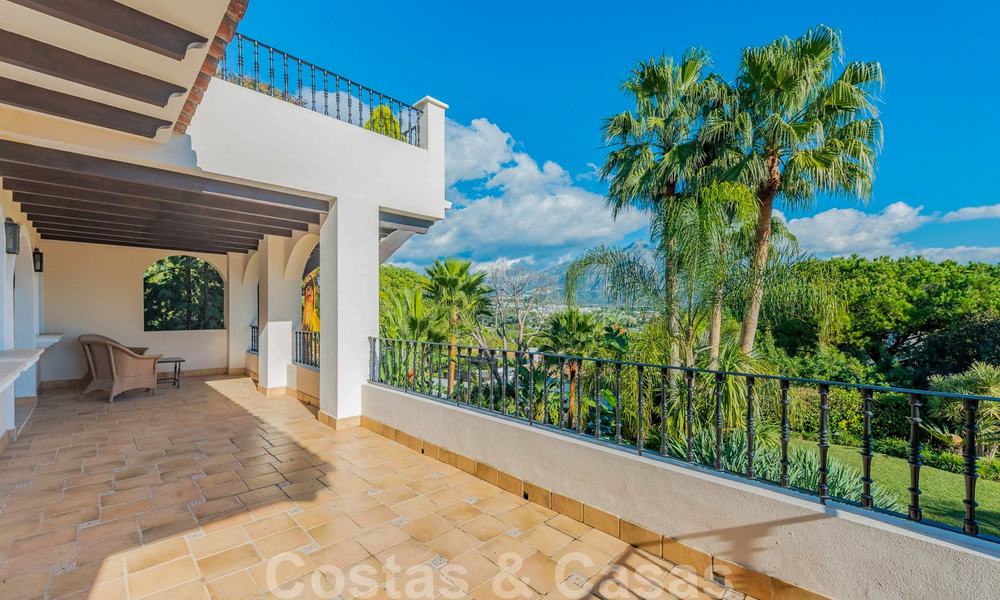 Gran villa de lujo en venta con impresionantes vistas panorámicas sobre el valle del golf, las montañas y el mar Mediterráneo en Nueva Andalucía, Marbella 25056