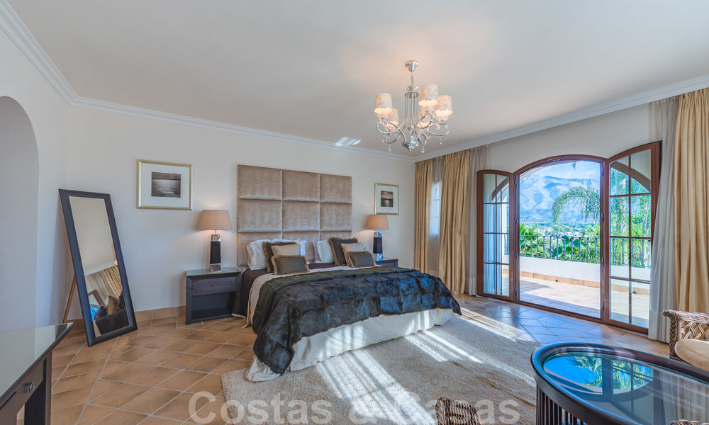 Gran villa de lujo en venta con impresionantes vistas panorámicas sobre el valle del golf, las montañas y el mar Mediterráneo en Nueva Andalucía, Marbella 25057