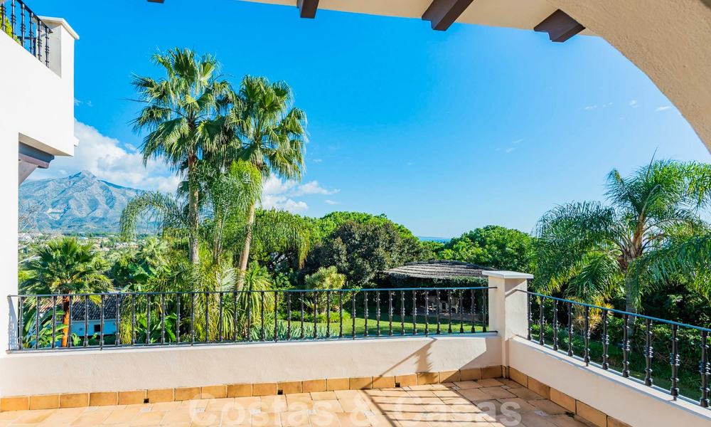 Gran villa de lujo en venta con impresionantes vistas panorámicas sobre el valle del golf, las montañas y el mar Mediterráneo en Nueva Andalucía, Marbella 25059
