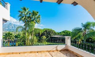 Gran villa de lujo en venta con impresionantes vistas panorámicas sobre el valle del golf, las montañas y el mar Mediterráneo en Nueva Andalucía, Marbella 25059 