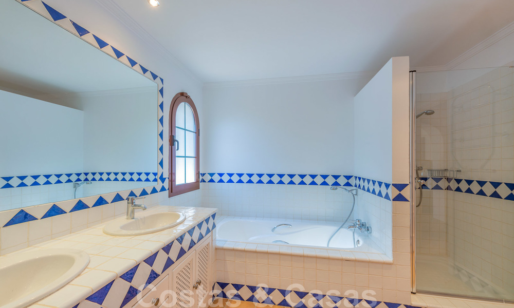 Gran villa de lujo en venta con impresionantes vistas panorámicas sobre el valle del golf, las montañas y el mar Mediterráneo en Nueva Andalucía, Marbella 25061