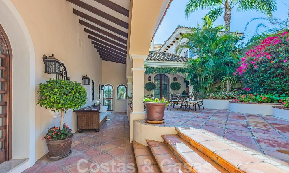 Gran villa de lujo en venta con impresionantes vistas panorámicas sobre el valle del golf, las montañas y el mar Mediterráneo en Nueva Andalucía, Marbella 25066
