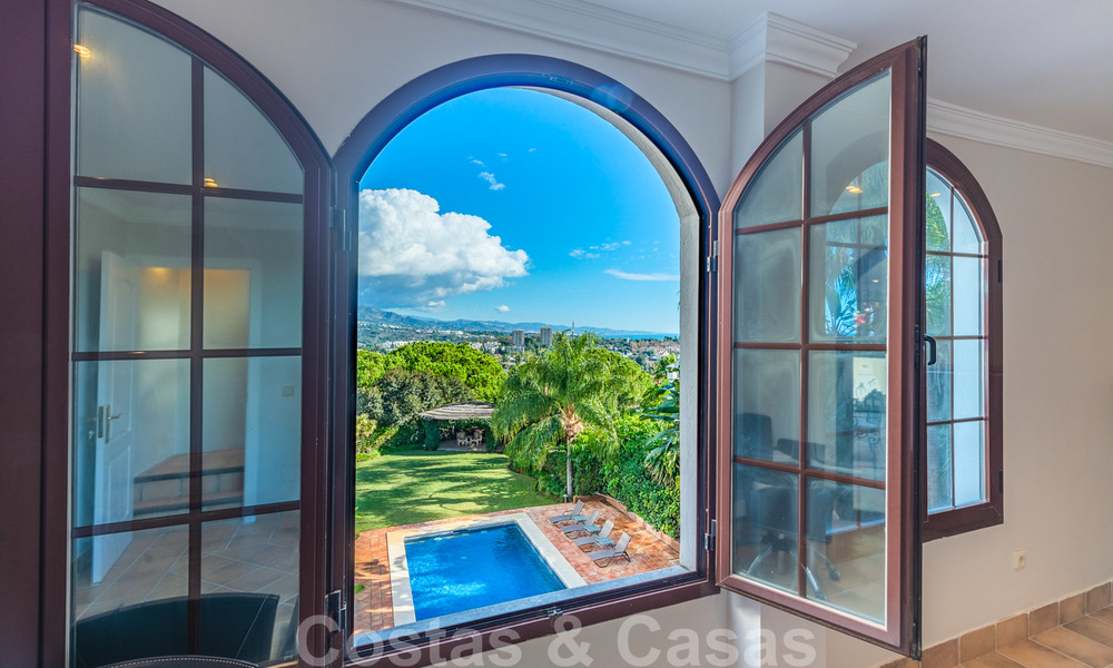 Gran villa de lujo en venta con impresionantes vistas panorámicas sobre el valle del golf, las montañas y el mar Mediterráneo en Nueva Andalucía, Marbella 25068