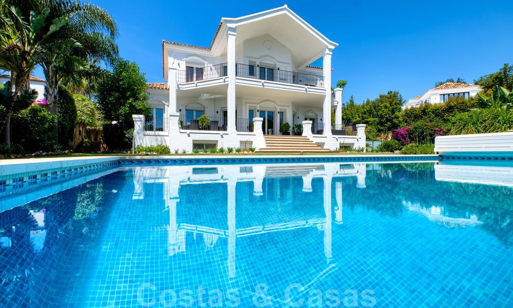 Villa independiente de estilo clásico en venta en la codiciada Nueva Andalucía, Marbella 25072