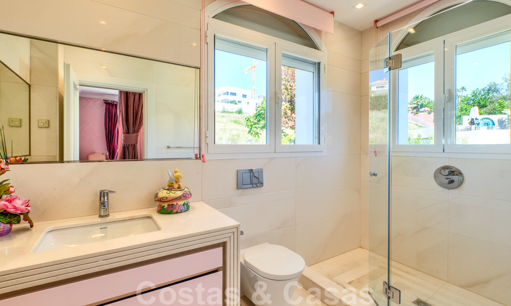 Villa independiente de estilo clásico en venta en la codiciada Nueva Andalucía, Marbella 25085