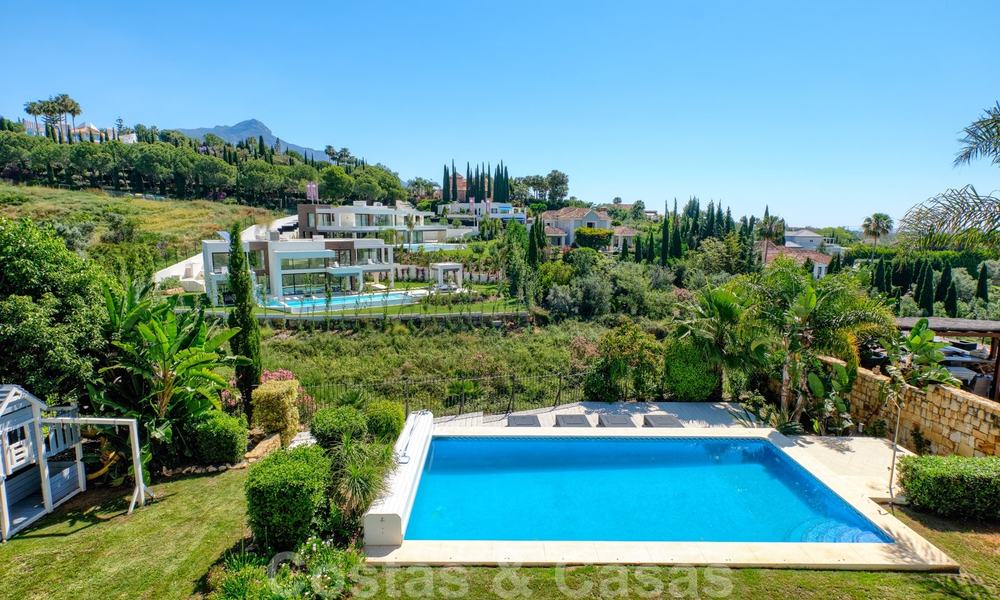 Villa independiente de estilo clásico en venta en la codiciada Nueva Andalucía, Marbella 25087