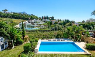 Villa independiente de estilo clásico en venta en la codiciada Nueva Andalucía, Marbella 25087 