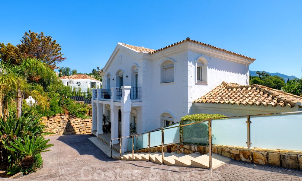 Villa independiente de estilo clásico en venta en la codiciada Nueva Andalucía, Marbella 25090