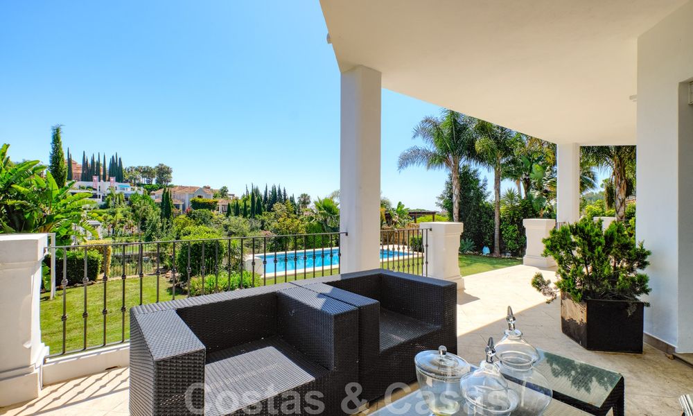 Villa independiente de estilo clásico en venta en la codiciada Nueva Andalucía, Marbella 25091