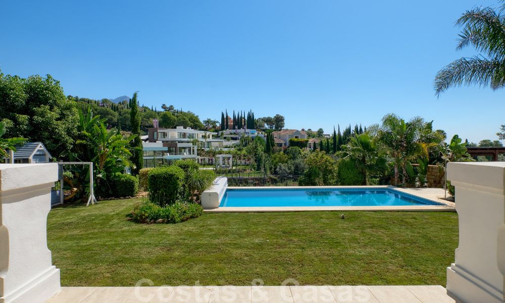 Villa independiente de estilo clásico en venta en la codiciada Nueva Andalucía, Marbella 25094