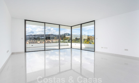 Apartamento de diseño moderno en venta con amplia terraza, junto al campo de golf en Marbella - Estepona 25379