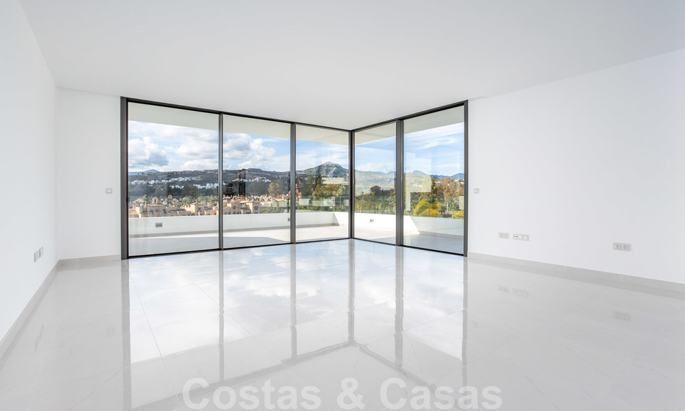 Apartamento de diseño moderno en venta con amplia terraza, junto al campo de golf en Marbella - Estepona 25379
