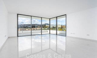Apartamento de diseño moderno en venta con amplia terraza, junto al campo de golf en Marbella - Estepona 25379 