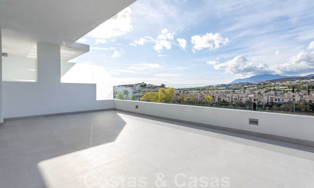 Apartamento de diseño moderno en venta con amplia terraza, junto al campo de golf en Marbella - Estepona 25381