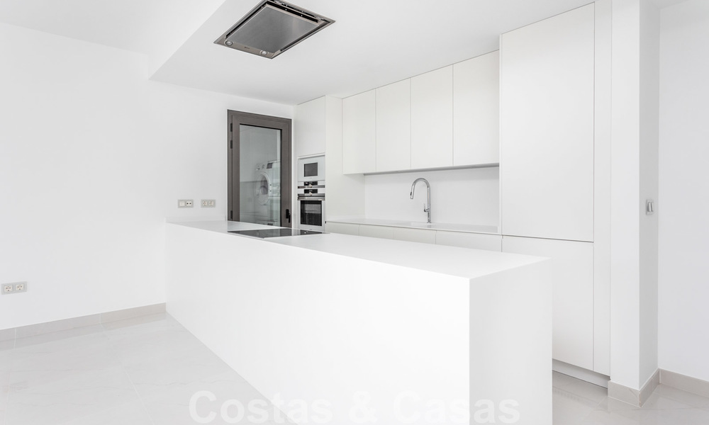 Apartamento de diseño moderno en venta con amplia terraza, junto al campo de golf en Marbella - Estepona 25383