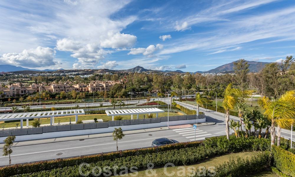 Apartamento de diseño moderno en venta con amplia terraza, junto al campo de golf en Marbella - Estepona 25384