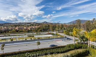 Apartamento de diseño moderno en venta con amplia terraza, junto al campo de golf en Marbella - Estepona 25384 