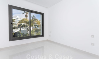 Apartamento de diseño moderno en venta con amplia terraza, junto al campo de golf en Marbella - Estepona 25385 