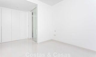Apartamento de diseño moderno en venta con amplia terraza, junto al campo de golf en Marbella - Estepona 25388 