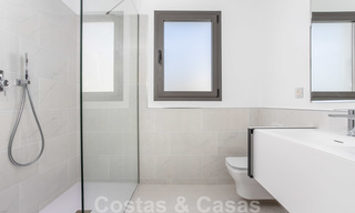 Apartamento de diseño moderno en venta con amplia terraza, junto al campo de golf en Marbella - Estepona 25390 