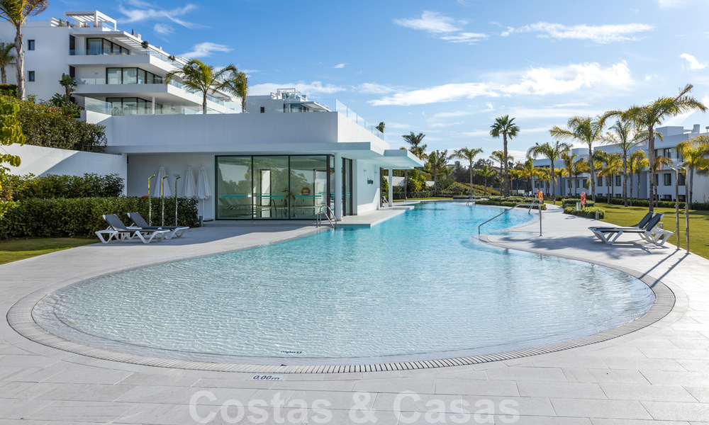 Apartamento de diseño moderno en venta con amplia terraza, junto al campo de golf en Marbella - Estepona 25391