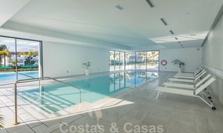 Apartamento de diseño moderno en venta con amplia terraza, junto al campo de golf en Marbella - Estepona 25392 
