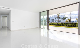 Apartamento de diseño moderno en venta con amplia terraza y gran jardín, junto al campo de golf de Marbella - Estepona 25394 