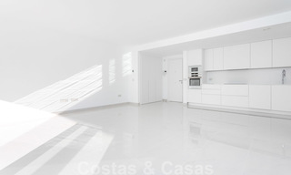 Apartamento de diseño moderno en venta con amplia terraza y gran jardín, junto al campo de golf de Marbella - Estepona 25395 