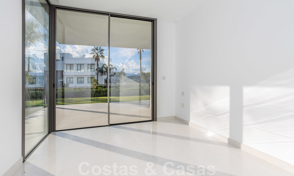 Apartamento de diseño moderno en venta con amplia terraza y gran jardín, junto al campo de golf de Marbella - Estepona 25400
