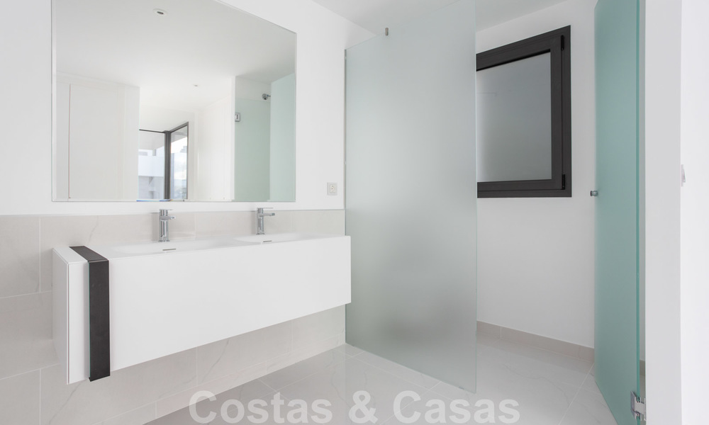 Apartamento de diseño moderno en venta con amplia terraza y gran jardín, junto al campo de golf de Marbella - Estepona 25402