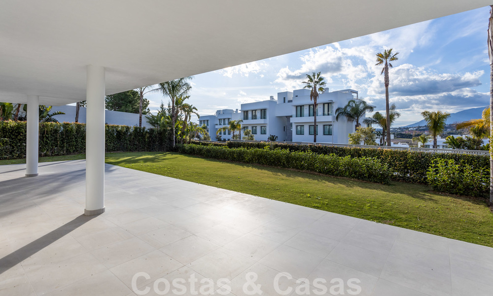 Apartamento de diseño moderno en venta con amplia terraza y gran jardín, junto al campo de golf de Marbella - Estepona 25404