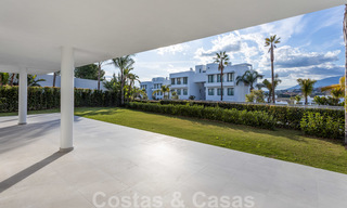 Apartamento de diseño moderno en venta con amplia terraza y gran jardín, junto al campo de golf de Marbella - Estepona 25404 