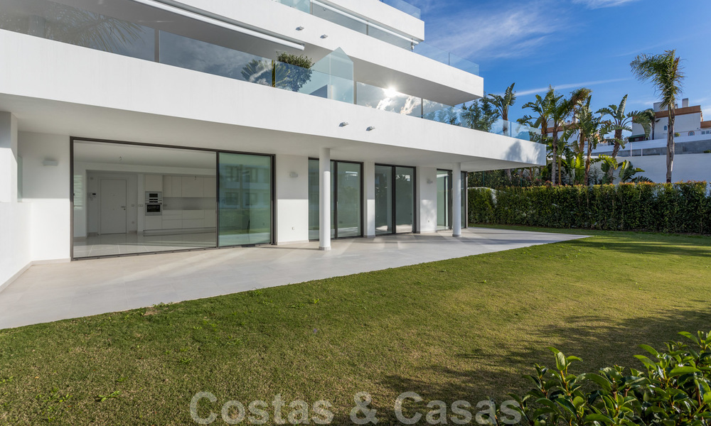 Apartamento de diseño moderno en venta con amplia terraza y gran jardín, junto al campo de golf de Marbella - Estepona 25405