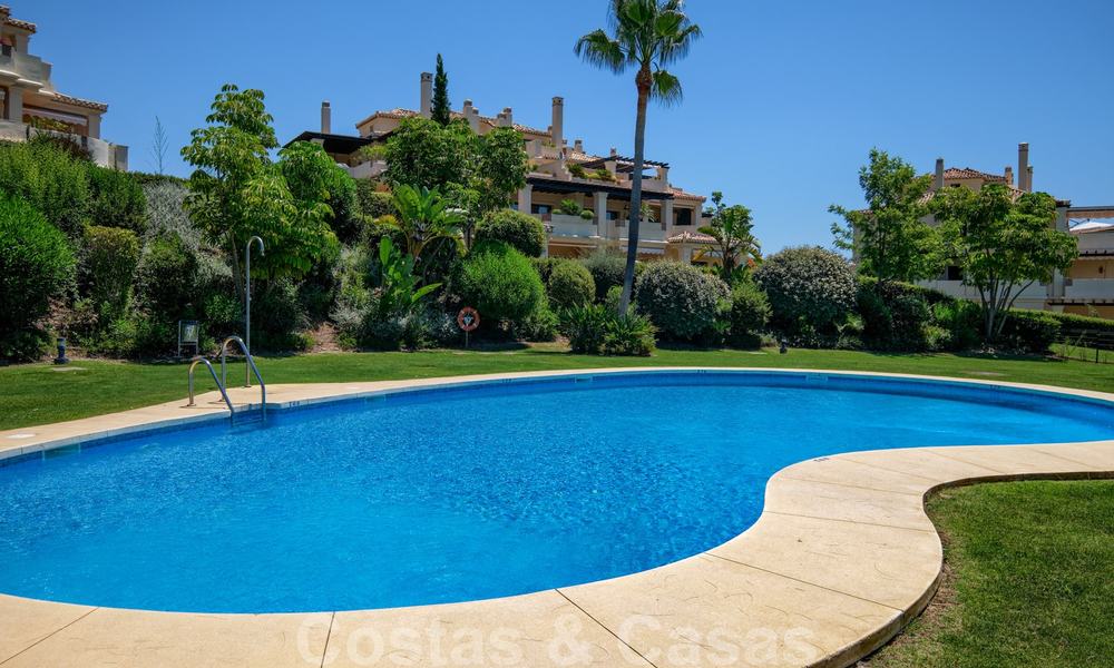 Amplio apartamentos de lujo con una gran terraza y vistas panorámicas, en un elegante complejo rodeado de un campo de golf en Marbella - Benahavis 25157