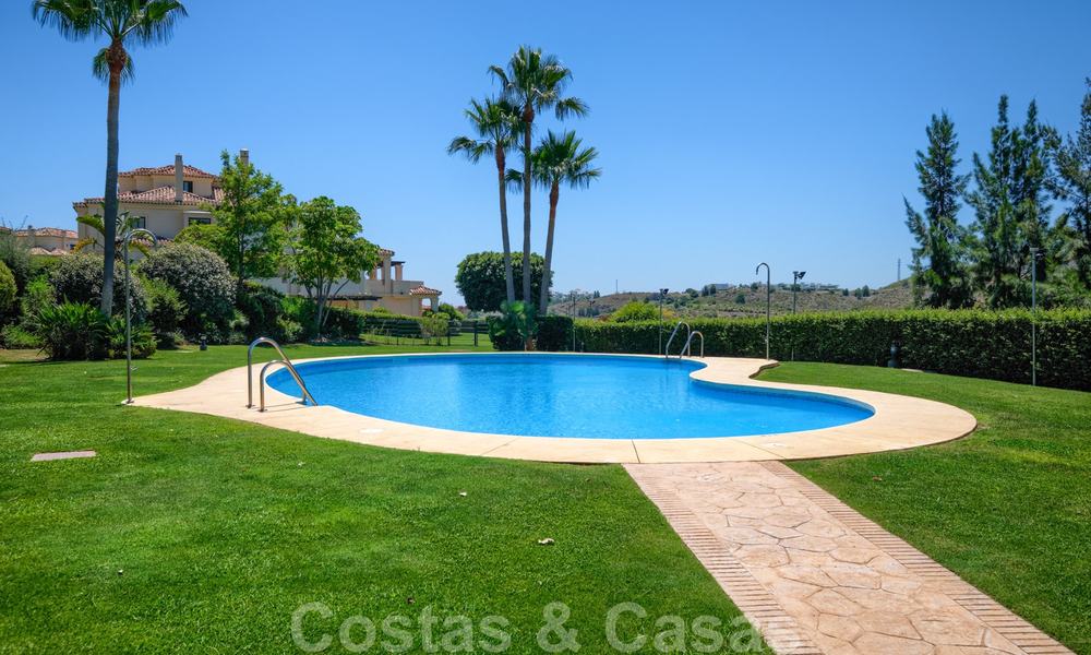 Amplio apartamentos de lujo con una gran terraza y vistas panorámicas, en un elegante complejo rodeado de un campo de golf en Marbella - Benahavis 25160