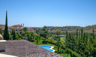 Amplio apartamentos de lujo con una gran terraza y vistas panorámicas, en un elegante complejo rodeado de un campo de golf en Marbella - Benahavis 25162 