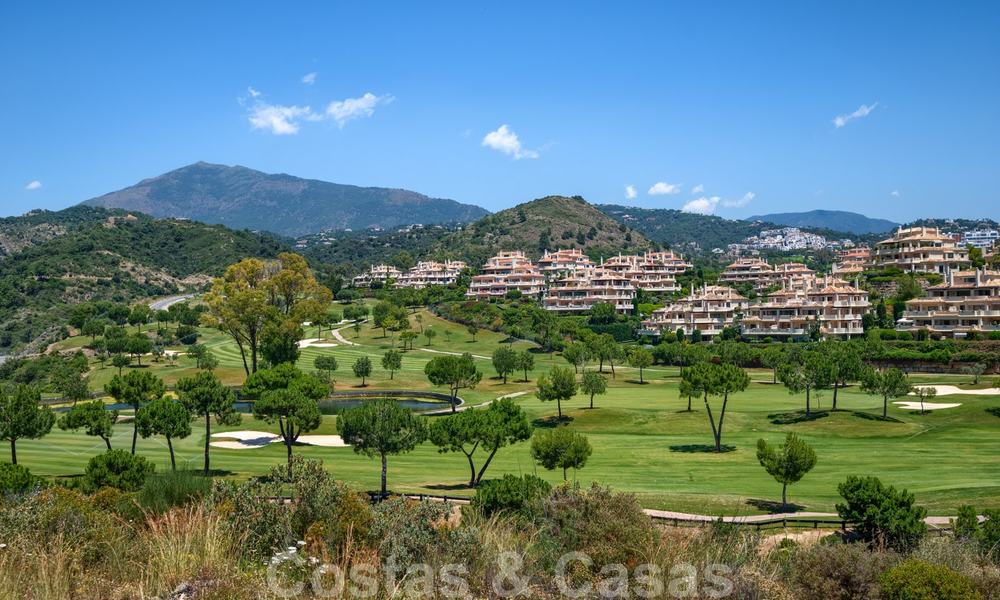 Amplio apartamentos de lujo con una gran terraza y vistas panorámicas, en un elegante complejo rodeado de un campo de golf en Marbella - Benahavis 25163