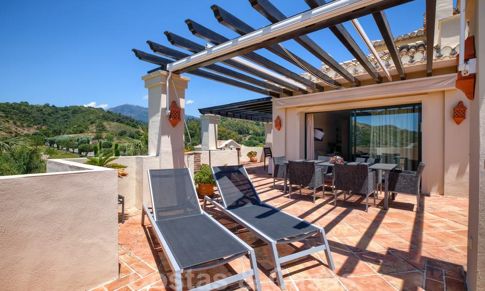 Amplio apartamentos de lujo con una gran terraza y vistas panorámicas, en un elegante complejo rodeado de un campo de golf en Marbella - Benahavis 25164