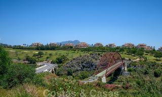 Amplio apartamentos de lujo con una gran terraza y vistas panorámicas, en un elegante complejo rodeado de un campo de golf en Marbella - Benahavis 25165 