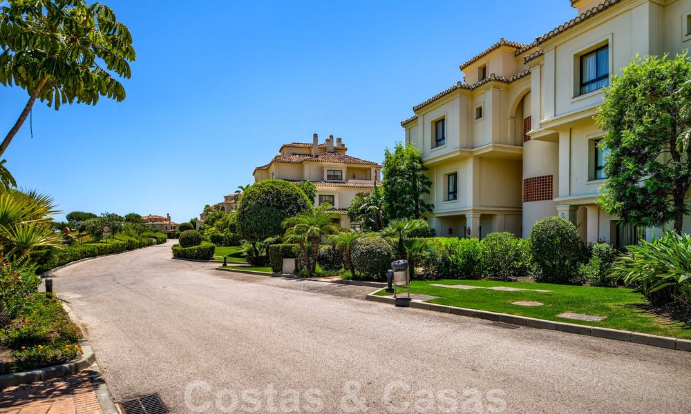 Amplio apartamentos de lujo con una gran terraza y vistas panorámicas, en un elegante complejo rodeado de un campo de golf en Marbella - Benahavis 25166