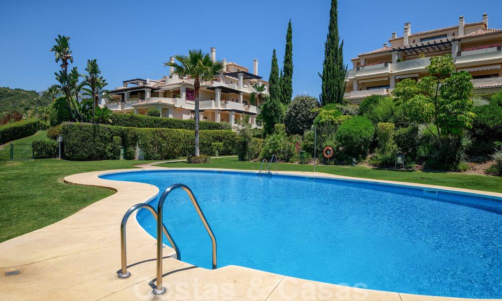 Amplio apartamentos de lujo con una gran terraza y vistas panorámicas, en un elegante complejo rodeado de un campo de golf en Marbella - Benahavis 25168