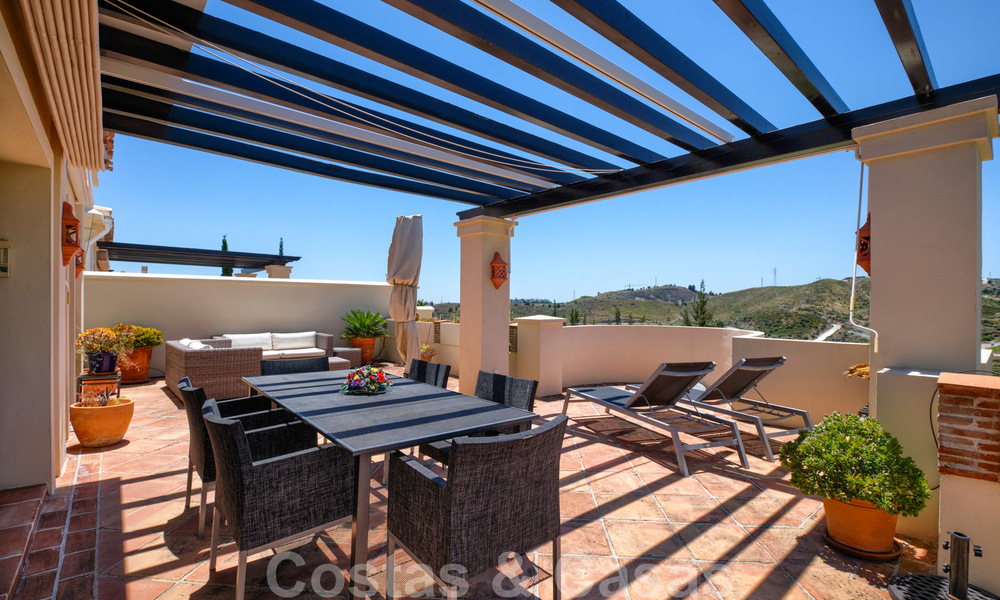 Amplio apartamentos de lujo con una gran terraza y vistas panorámicas, en un elegante complejo rodeado de un campo de golf en Marbella - Benahavis 25169