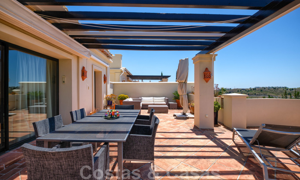 Amplio apartamentos de lujo con una gran terraza y vistas panorámicas, en un elegante complejo rodeado de un campo de golf en Marbella - Benahavis 25170